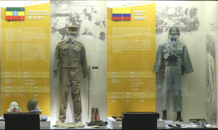 Traje de un soldado colombiano (dcho.) expuesto en el Monumento de la Guerra de Corea en Seúl. | Korea.net DB
